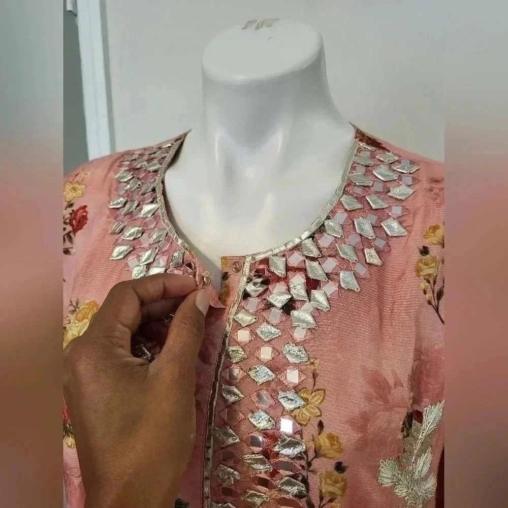 Pakistan Made In India Embroidered/Sequins Floral Top with Sheer Wrap Scarf(S) - Picture 7 of 12